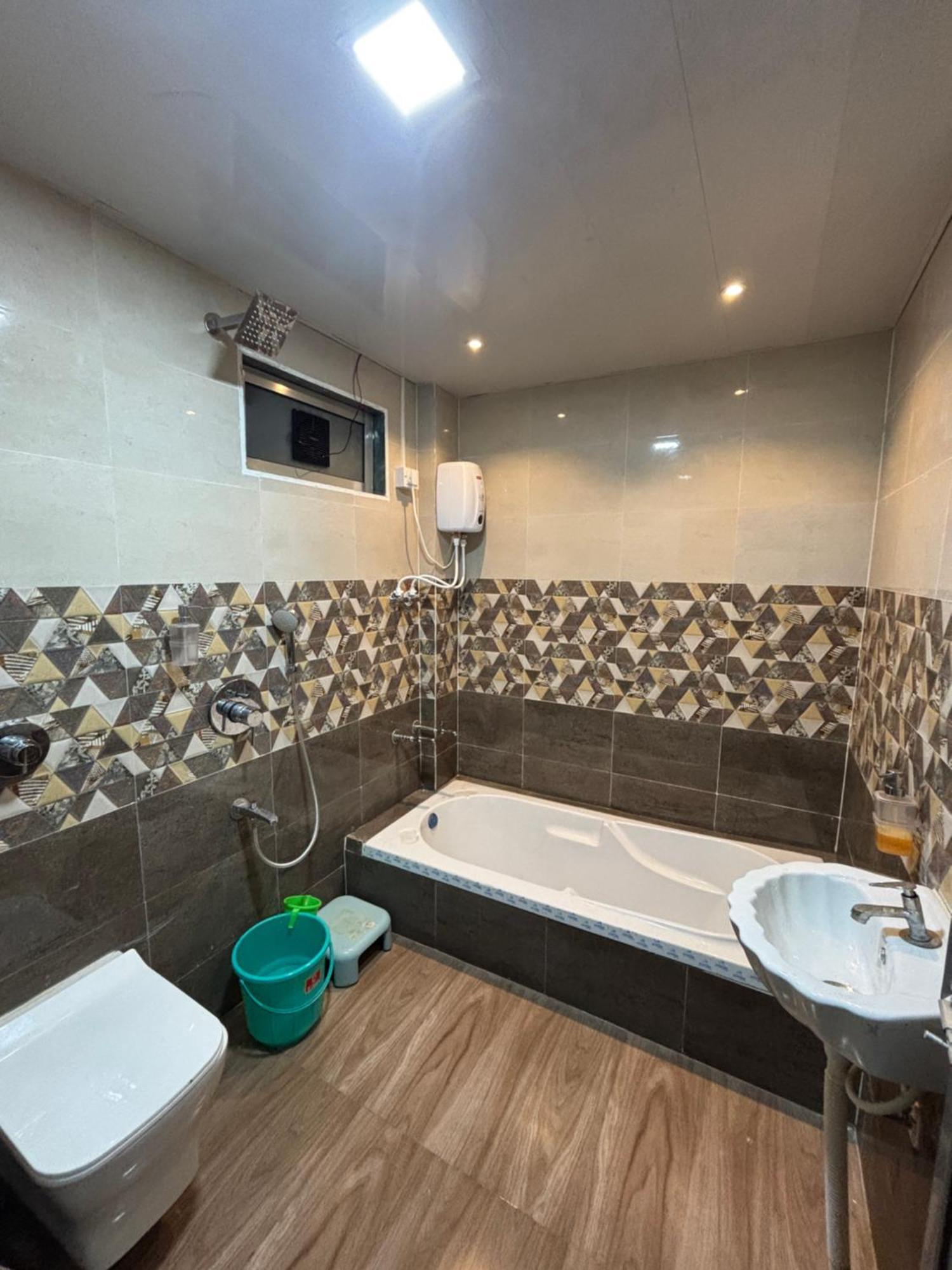 Sea Royal Rooms And Cafe Virar Exterior foto